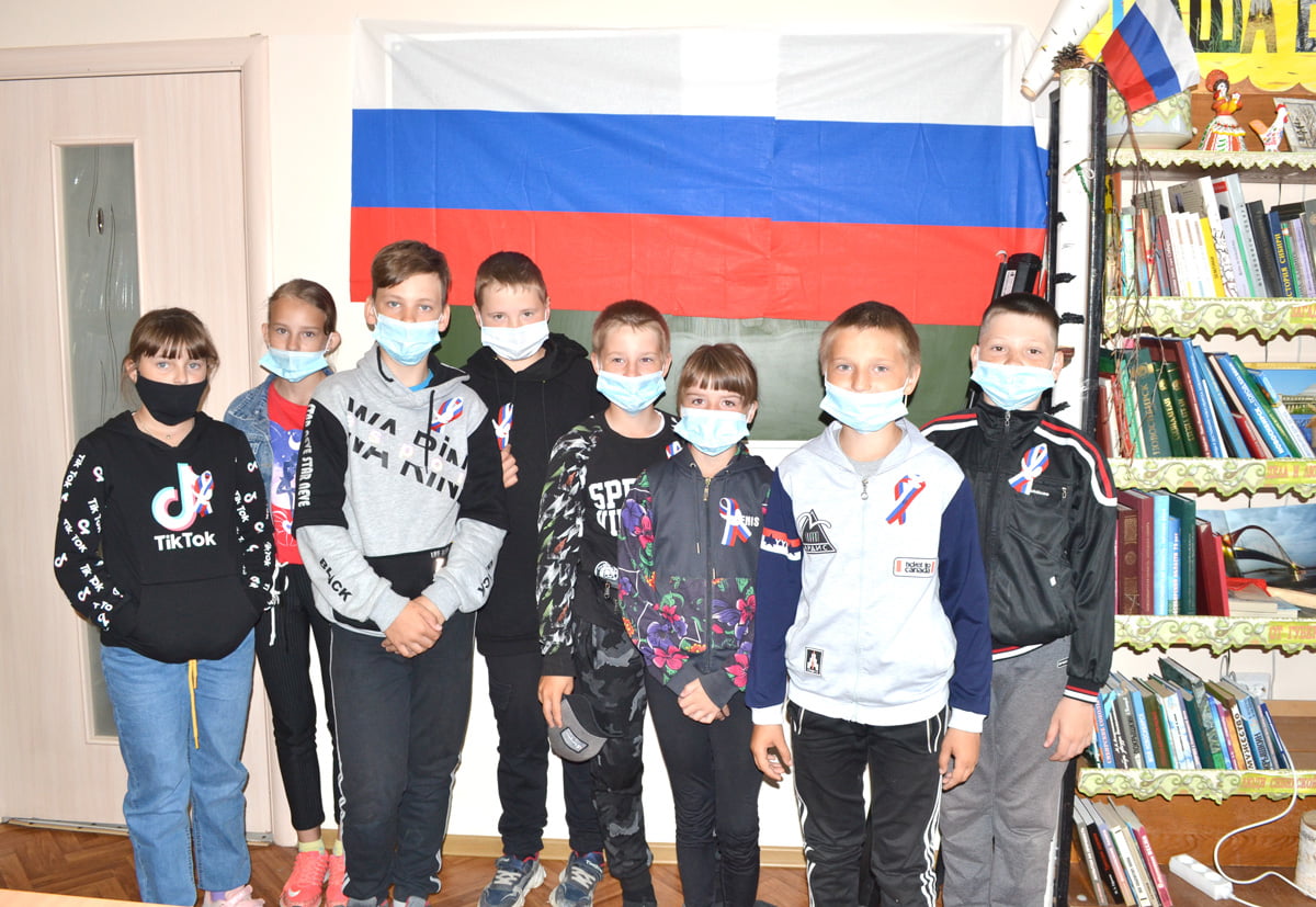 Брошь, символизирующую флаг России, изготовили убинские ребята