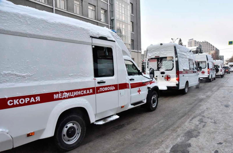 Губернатор Андрей Травников вручил медикам ключи от автомобилей скорой помощи