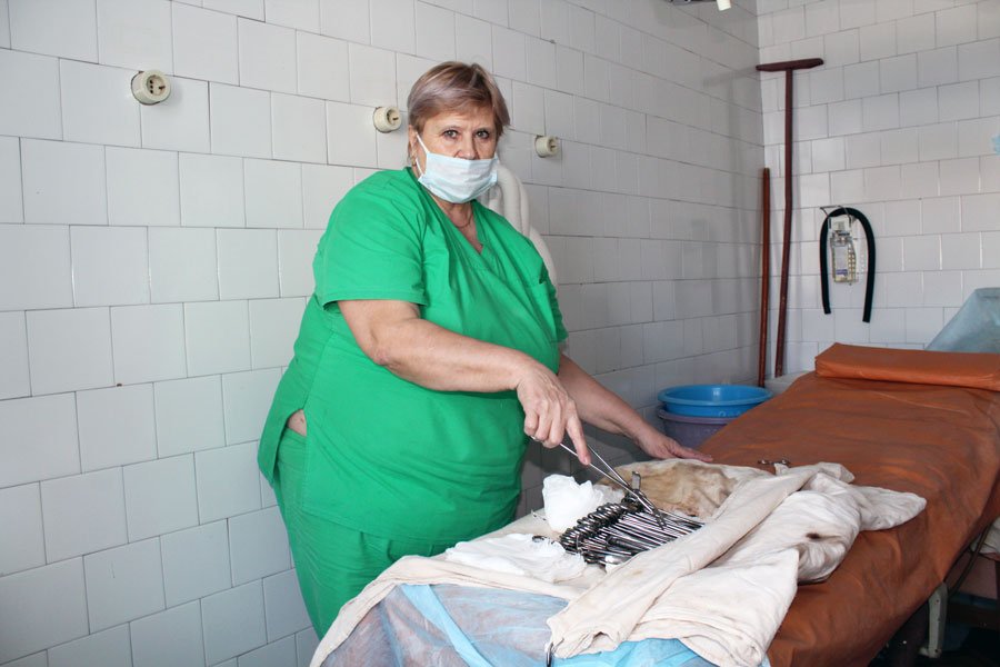 Более 40 лет О. М. Косенко помогает хирургам за операционным столом, и не только…