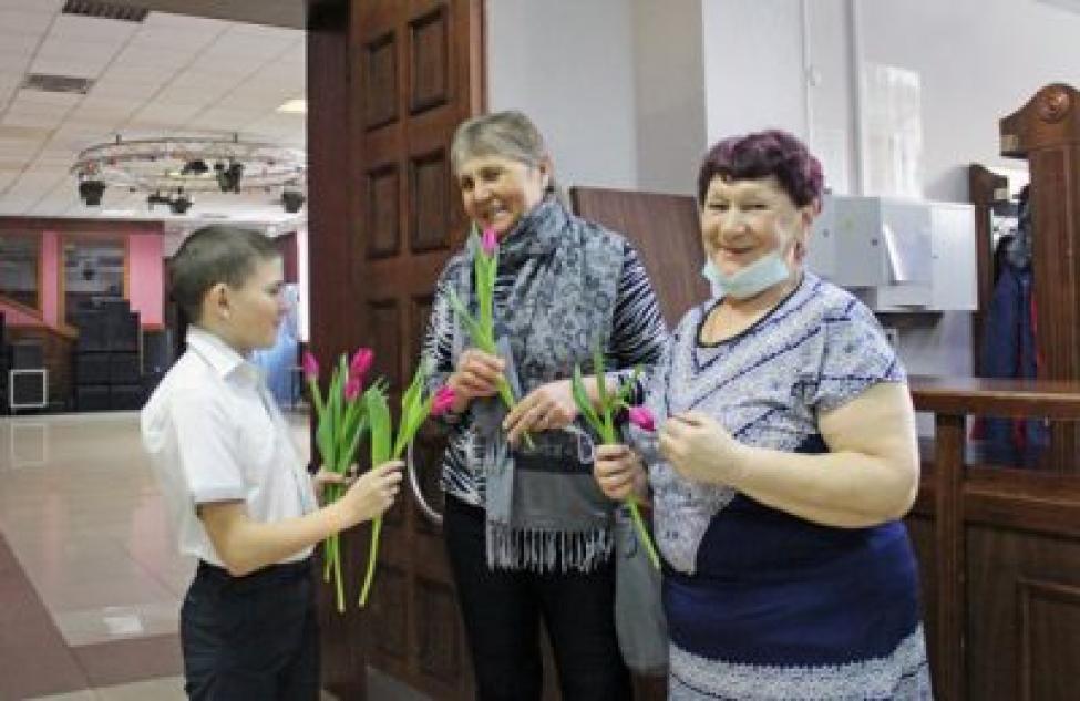 Убинские дамы принимали поздравления в районном Доме культуры