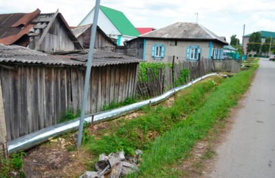 В селе Убинское продолжают работы по замене теплоизоляции надземного трубопровода