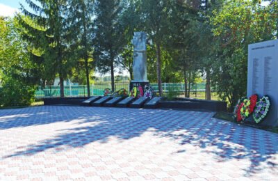 Территорию памятника выклали тротуарной плиткой в селе Владимировское
