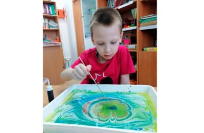 Дети из детского сада «Улыбка» изучили новую технику рисования на воде — Эбру