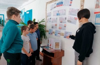 Тематическую полку «День Конституции Российской Федерации» оформили крещенские школьники