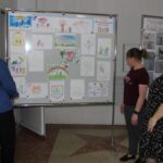 Выставка детских рисунков красуется в стенах Убинского ЗАГСа