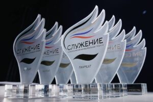 Губернатор области Андрей Травников предлагает принять участие в новом сезоне премии «Служение»!