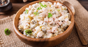 Праздничные салаты к зимним торжествам: как грамотно подобрать ингредиенты и сохранить свежесть