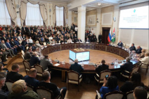 Андрей Травников наградил новосибирские коллективы за поддержку участников специальной военной операции