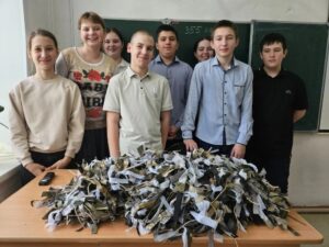 Круглоозёрские школьники плетут паутину добра для фронта