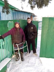 Раисинские волонтеры помогли пенсионерке расчистить дорожки от снега