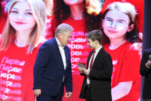 Почти 200 убинцев получили паспорта, стипендии главы и благодарности