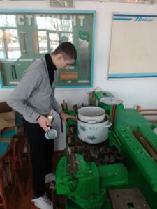 Кундранские школьники льют свечи для бойцов