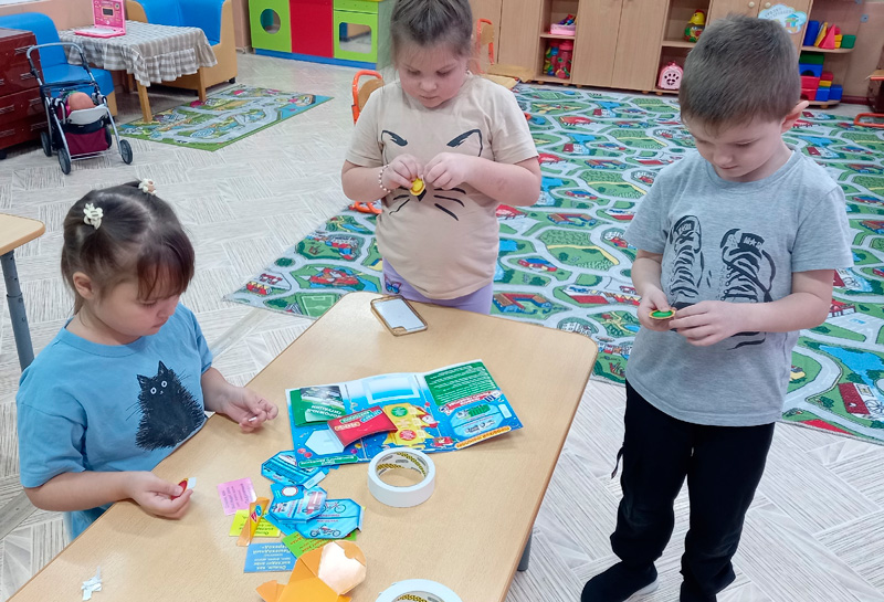 Маленькие инспекторы дорожного движения из «Родничка» из села Круглоозёрное создали свою «Азбуку безопасности»