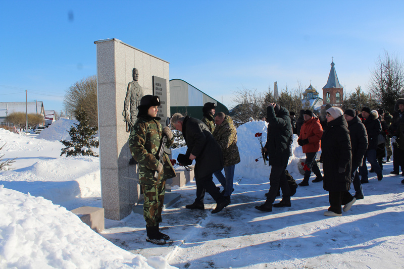 У памятника воинам-интернационалистам в Убинке собрались жители райцентра и окрестных сёл. Фото: dzen.ru/ubinvest