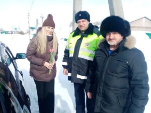 Сотрудники ДПС поздравили убинских «автоледи» с 8 марта