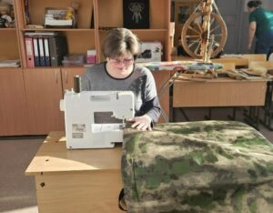 Круглоозерцы отправили бойцам антидроновые накидки