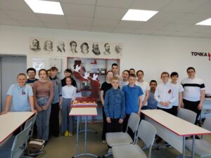 Ученики Круглоозерной школы создали символ 9 Мая